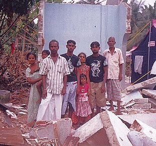 Chandrasena mit Familie im zerstrten Haus
